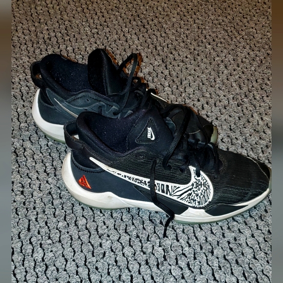 Boys size 7 Nike Sneakers. - Picture 1 of 4